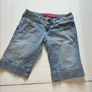 Y2K, VTG-Guess-26 waist-Blue denium-Bermuda, Relaxed Fit, low rise, shorts.